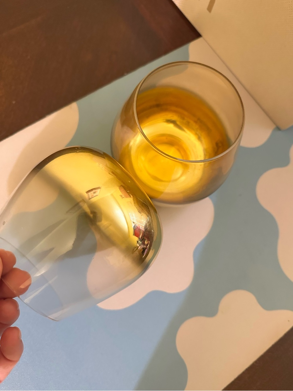 Gold highlighted stemless wine glasses